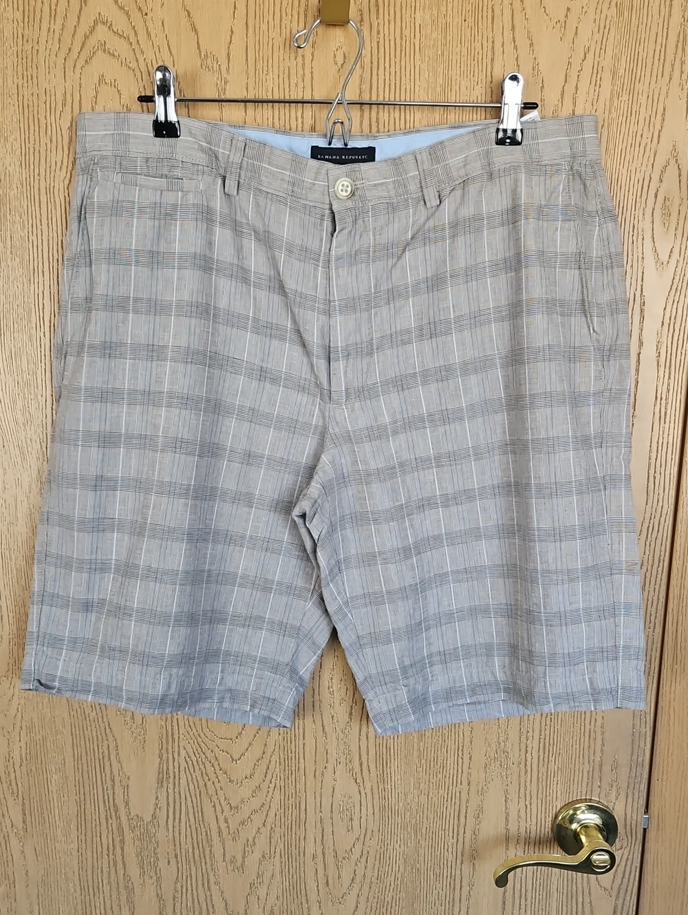 Banana Republic Men's Light Beige Plaid Flat Front Shorts